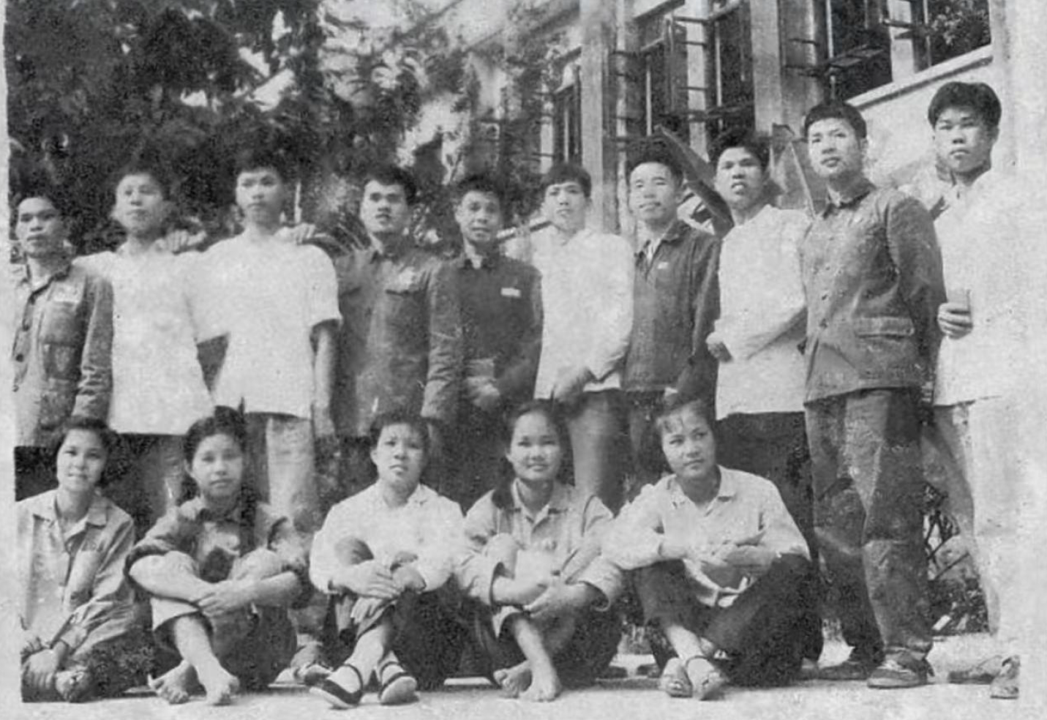 一群人的旧照片描述已自动生成