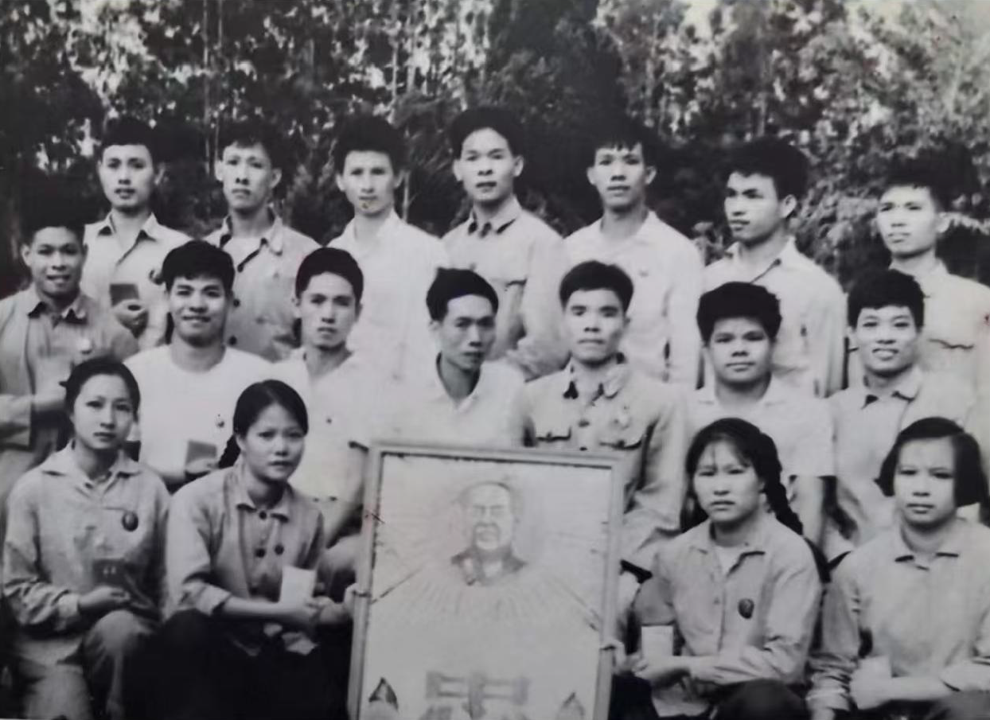 一群人的黑白照片描述已自动生成