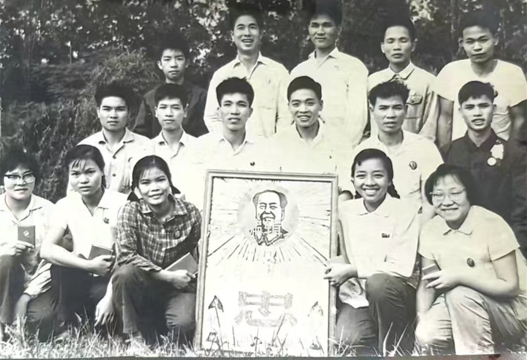 一群人站在一起合影的黑白照片描述已自动生成